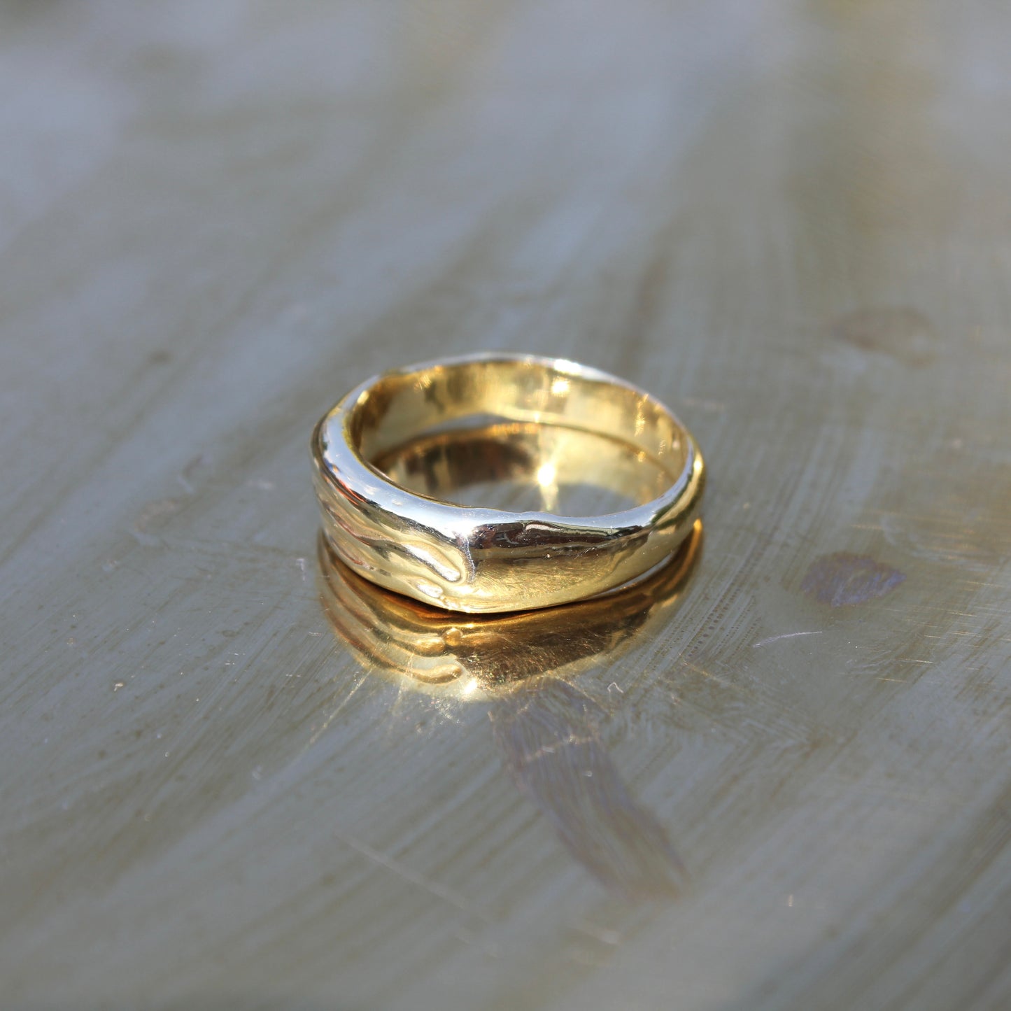 Fluid gold ring