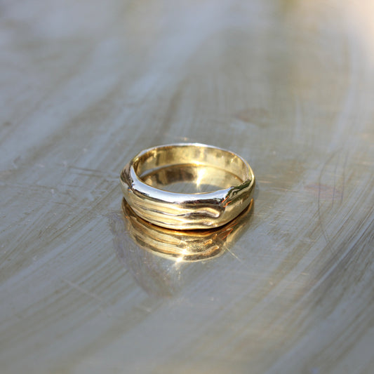 Fluid gold ring