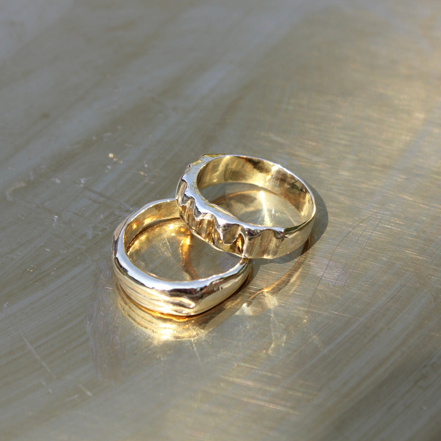 Fluid gold ring