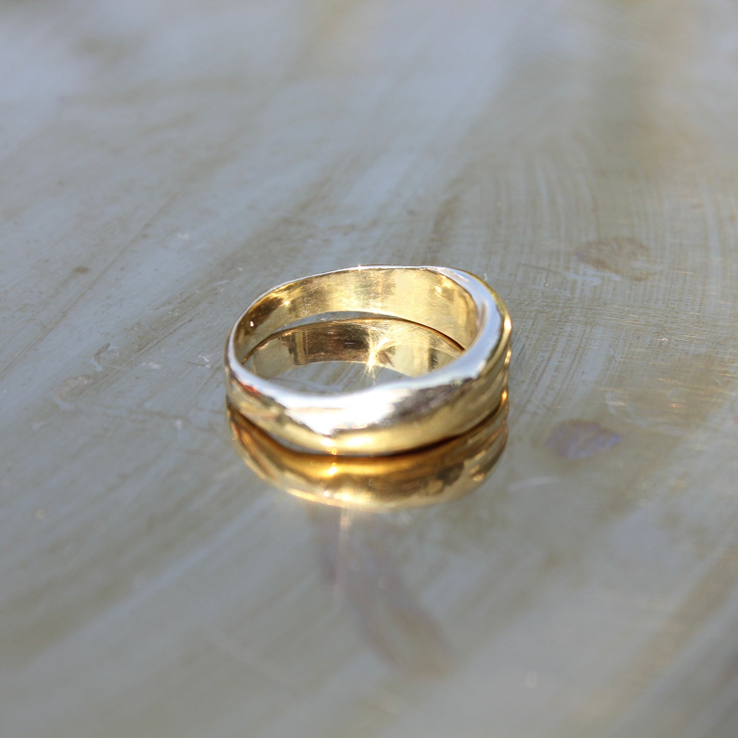 Fluid gold ring