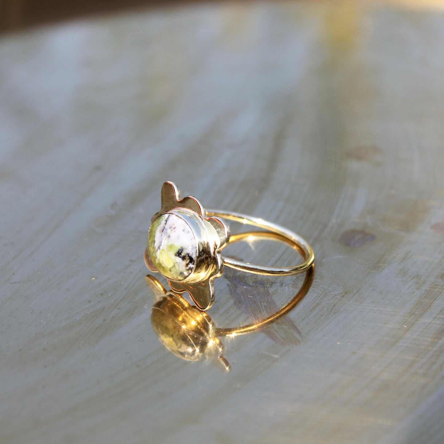 Marble pool ring in gold 02